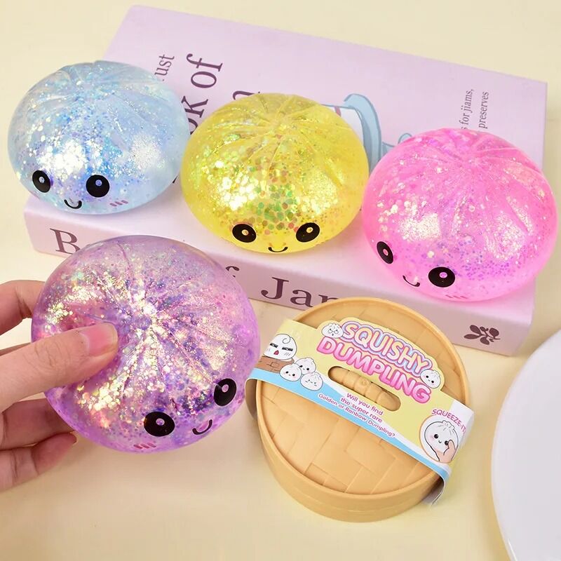Boutique Planete Jouets France - Mini Squishy Dumpling à Paillettes 5,5 cm – Couleur Surprise 1 Mini squishies dumpling à paillettes tenus en main - Planete Jouets France