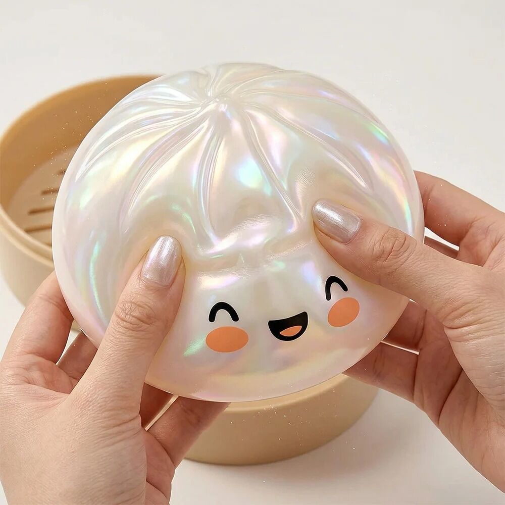 Boutique Planete Jouets France - Squishy Dumpling Scintillant XL avec Panier – Or, Rouge, Bleu ou Cristal 1 Squishy dumpling blanc cristal irisé tenu à deux mains - Planete Jouets France