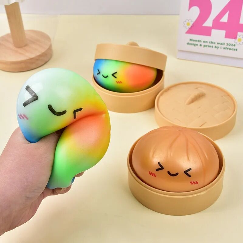 Boutique Planete Jouets France - Squishy Dumpling Arc-en-Ciel avec Panier Vapeur 6 Squishy dumpling arc-en-ciel pressé dans la main - Planete Jouets France