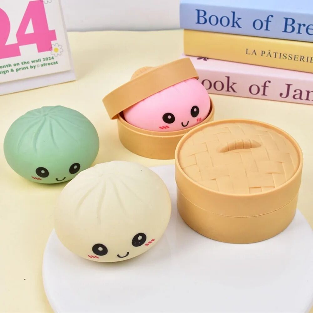 Boutique Planete Jouets France - Squishy Dumpling Pastel avec Panier Vapeur – 4 Couleurs 4 Squishies dumpling crème et vert près de leur panier - Planete Jouets France