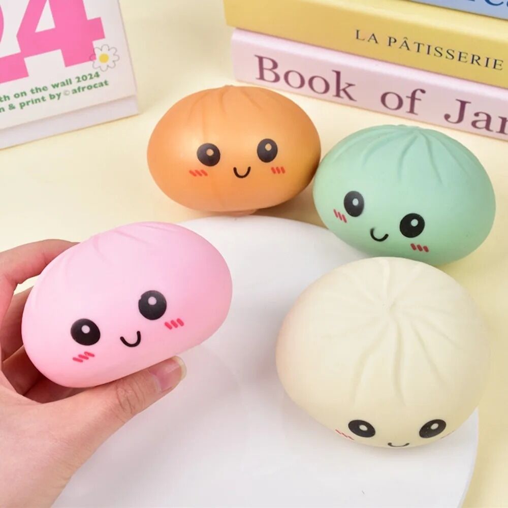 Boutique Planete Jouets France - Squishy Dumpling Pastel avec Panier Vapeur – 4 Couleurs 5 Squishy dumpling rose tenu en main près des autres couleurs - Planete Jouets France