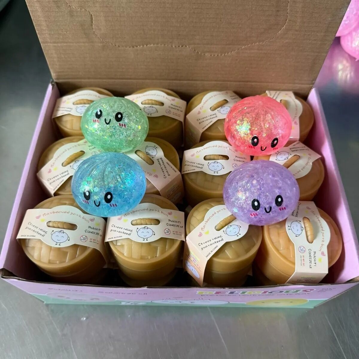Boutique Planete Jouets France - Mini Squishy Dumpling à Paillettes 5,5 cm – Couleur Surprise 6 Carton de mini squishies dumpling à paillettes - Planete Jouets France