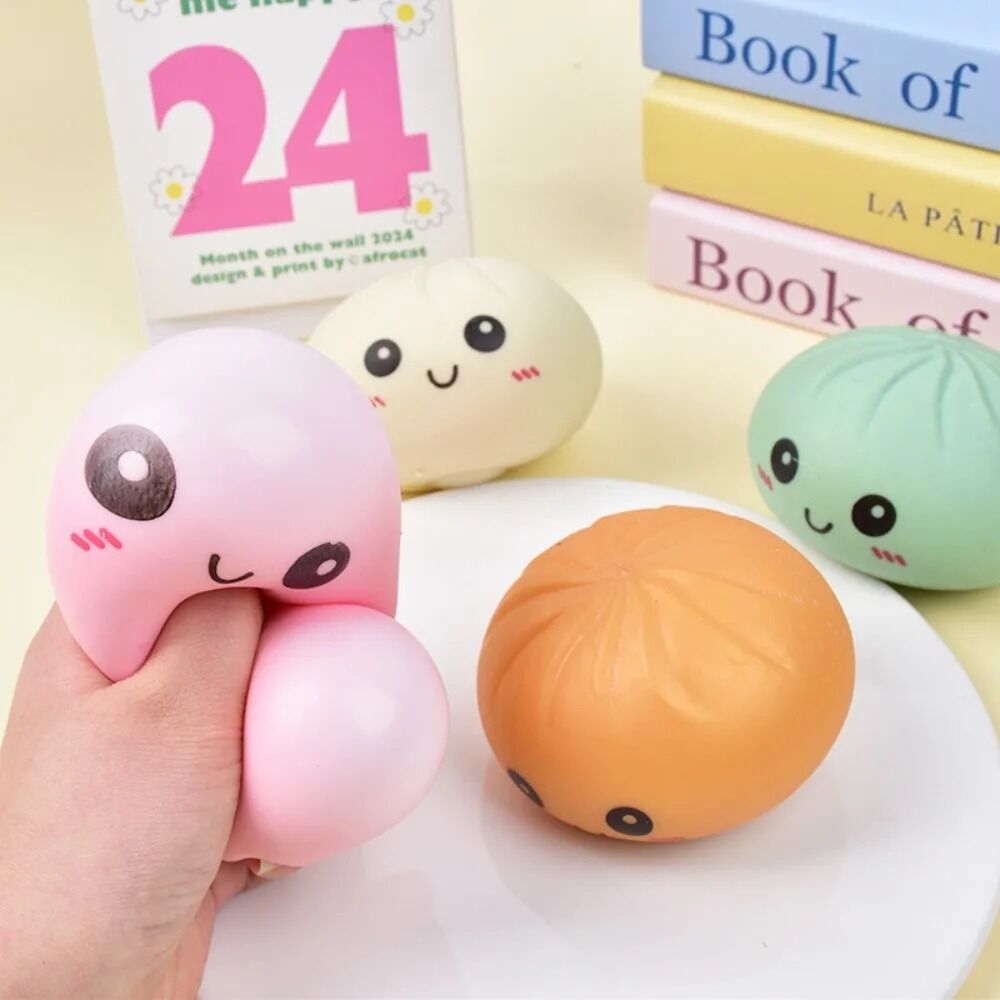 Boutique Planete Jouets France - Squishy Dumpling Pastel avec Panier Vapeur – 4 Couleurs 2 Squishy dumpling rose pressé dans la main - Planete Jouets France