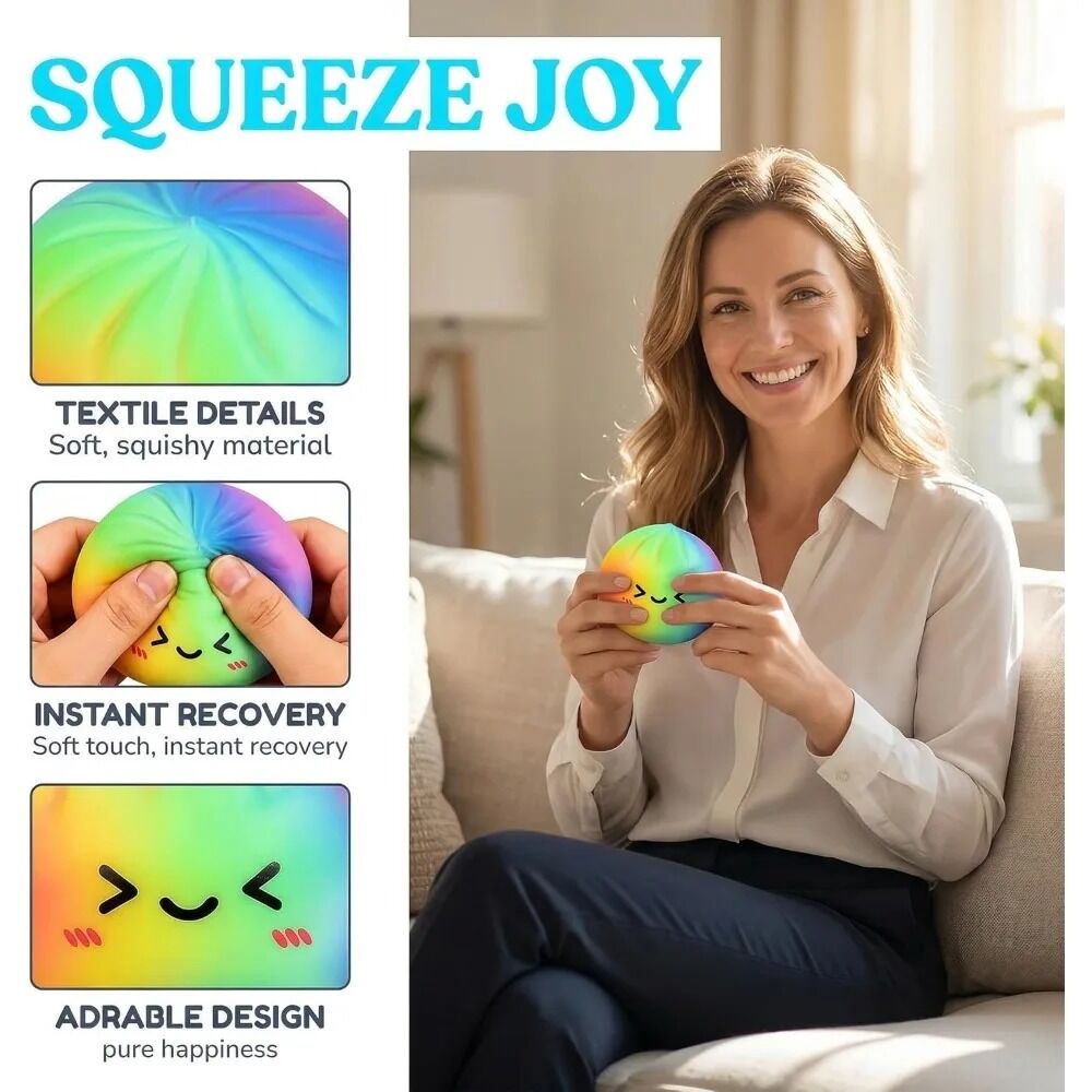 Boutique Planete Jouets France - Squishy Dumpling Arc-en-Ciel avec Panier Vapeur 3 Squishy dumpling arc-en-ciel tenu par une femme sur un canapé - Planete Jouets France
