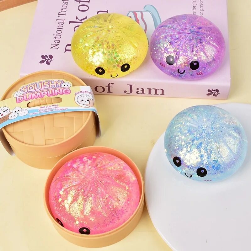 Boutique Planete Jouets France - Mini Squishy Dumpling à Paillettes 5,5 cm – Couleur Surprise 3 Mini squishies dumpling pailletés jaune, violet, bleu et rose - Planete Jouets France