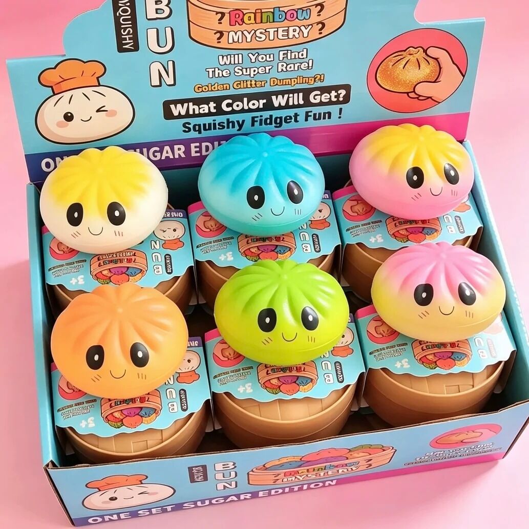 Boutique Planete Jouets France - Mystery Box Squishy Dumpling Pastel – 1 à 12 Pièces 2 Présentoir mystery box squishy dumpling sur fond rose - Planete Jouets France