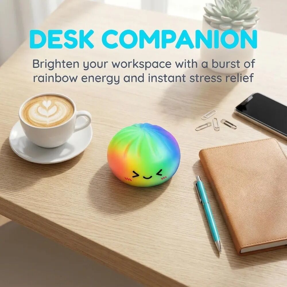 Boutique Planete Jouets France - Squishy Dumpling Arc-en-Ciel avec Panier Vapeur 4 Squishy dumpling arc-en-ciel posé sur un bureau - Planete Jouets France