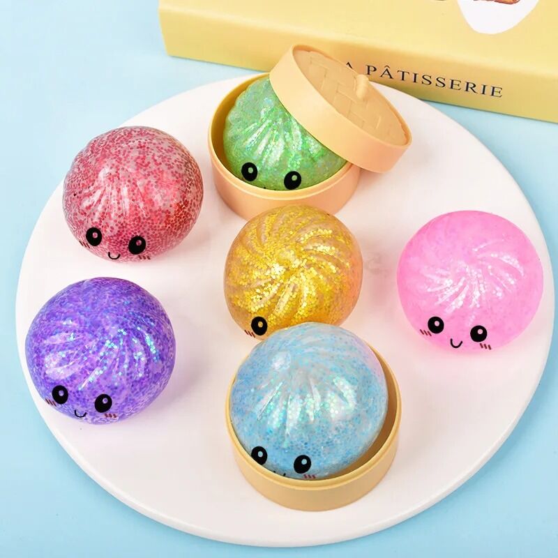 Boutique Planete Jouets France - Mini Squishy Dumpling à Paillettes 5,5 cm – Couleur Surprise 2 Six mini squishies dumpling pailletés sur une assiette - Planete Jouets France