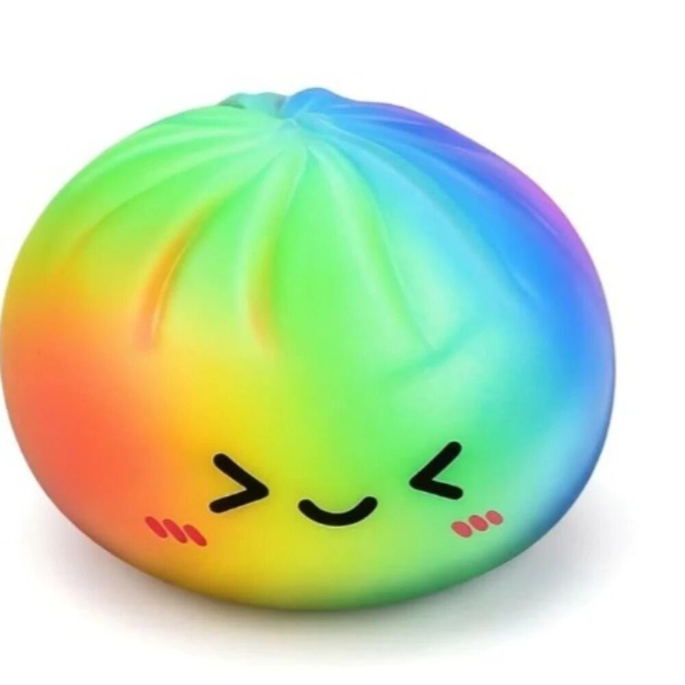 Boutique Planete Jouets France - Squishy Dumpling Arc-en-Ciel avec Panier Vapeur 5 Gros plan du squishy dumpling arc-en-ciel - Planete Jouets France
