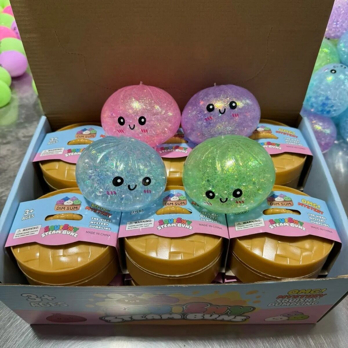 Boutique Planete Jouets France - Mini Squishy Dumpling à Paillettes 5,5 cm – Couleur Surprise 5 Présentoir de mini squishies dumpling pailletés - Planete Jouets France