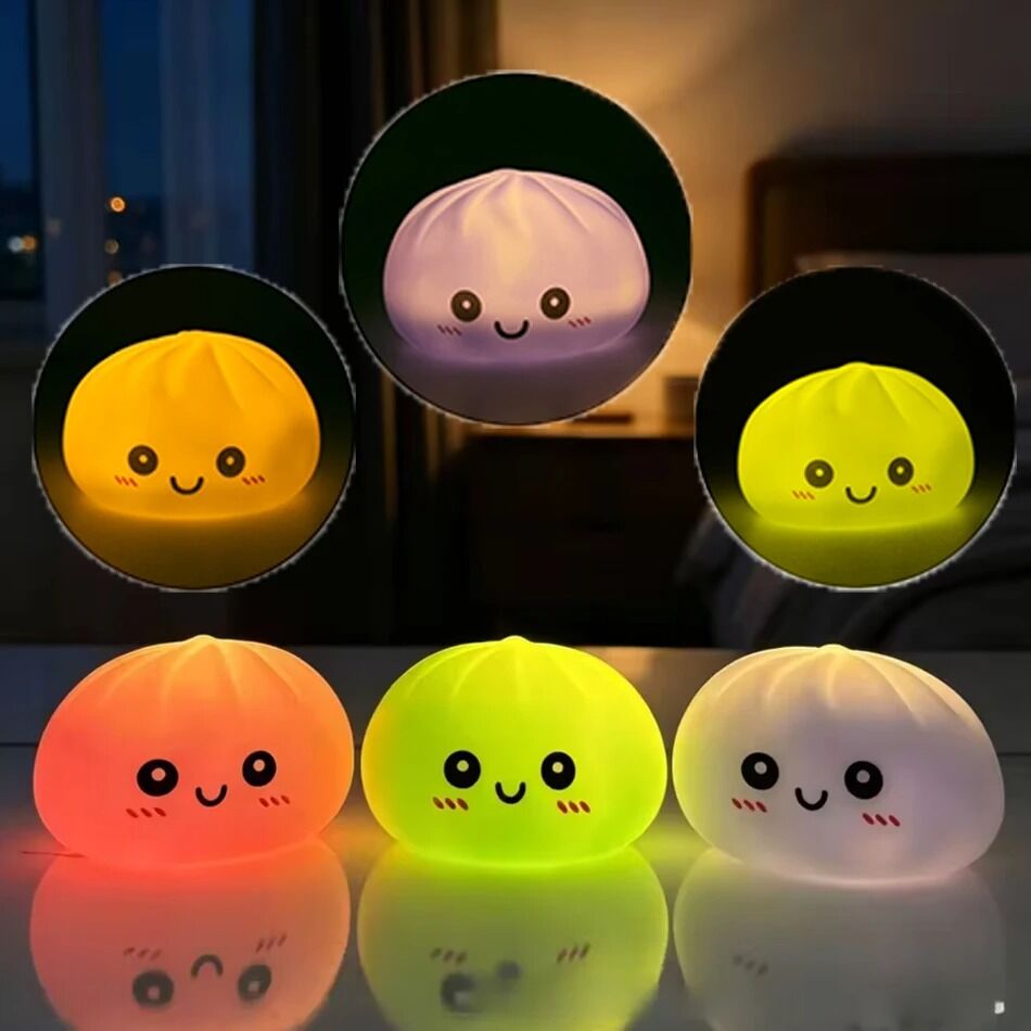 Boutique Planete Jouets France - Squishy Dumpling Lumineux – Veilleuse Kawaii 6 Couleurs 1 Trois squishies dumpling lumineux allumés dans une chambre - Planete Jouets France