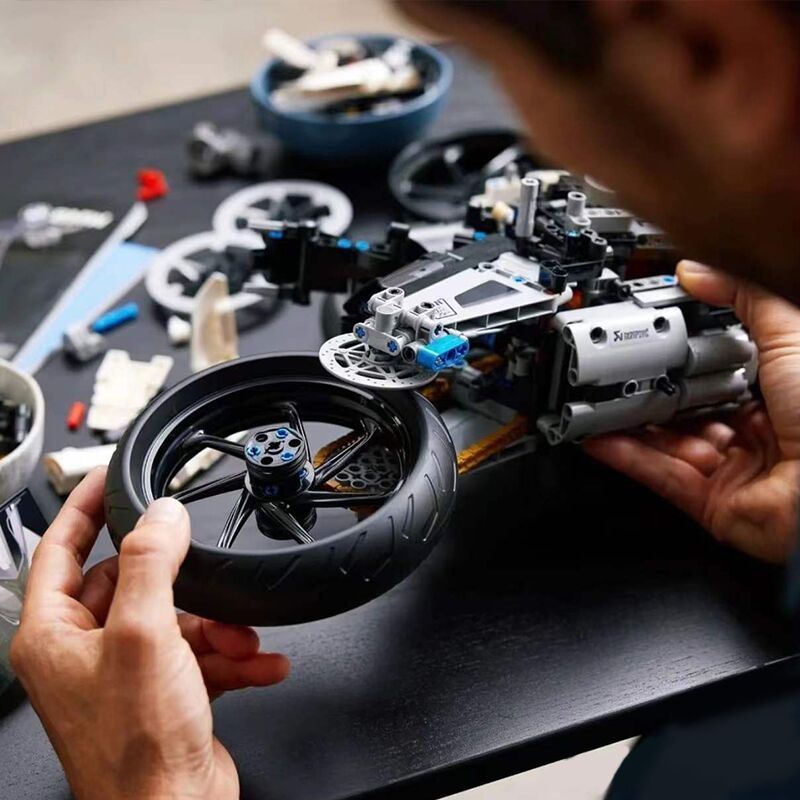 Boutique Planete Jouets France - BMW M1000 RR compatible avec briques LEGO Technic 6 BMW M1000 RR compatible avec briques LEGO Technic – Image 6